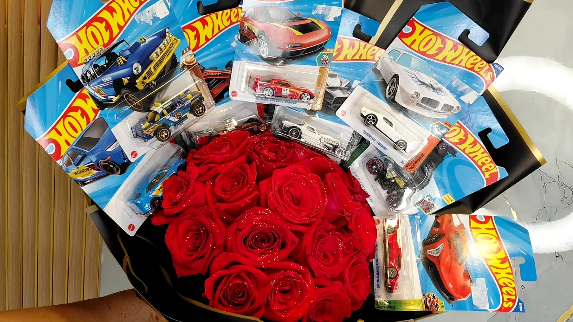 Ramo de rosas rojas con Hot Wheels