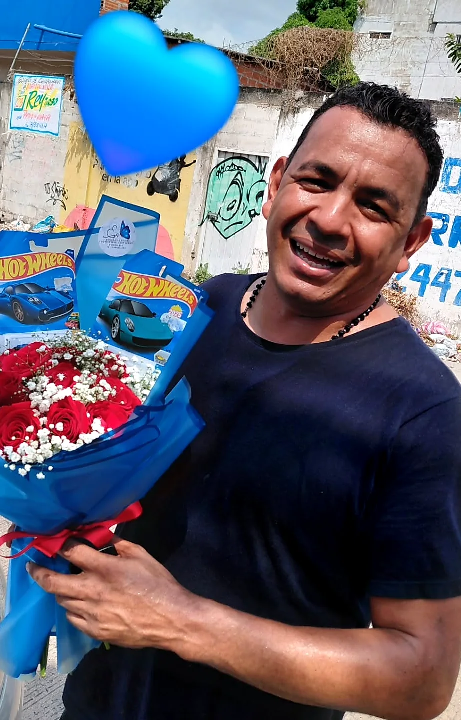 Cliente feliz con su ramo