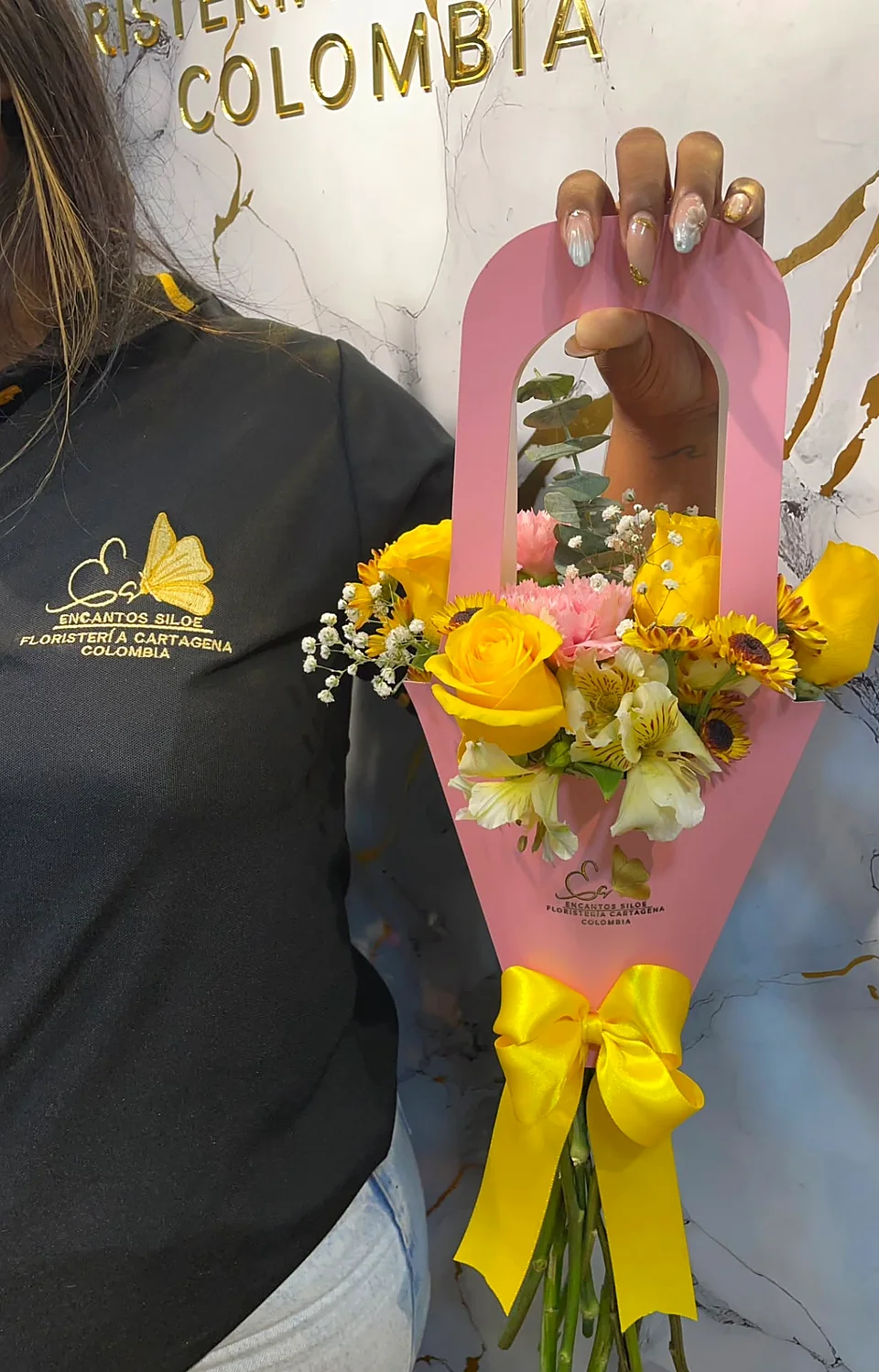 Nuestro equipo con un arreglo de flores amarillas