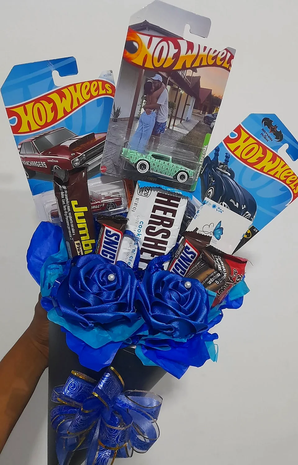 Ramo con Hot Wheels y chocolates