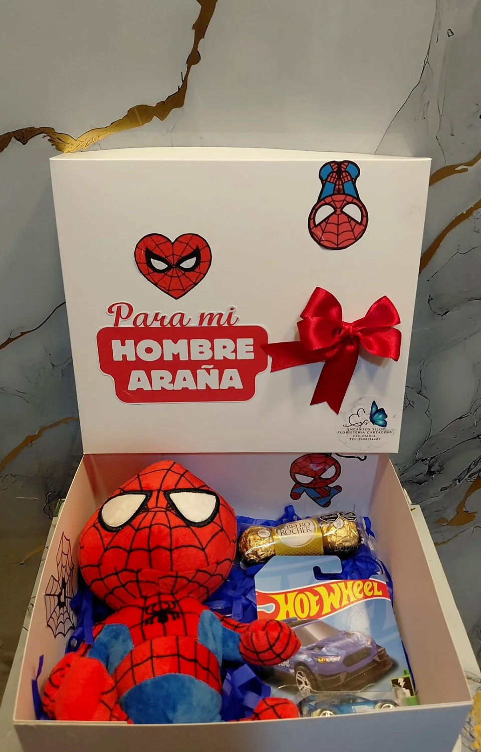 Caja con peluche y chocolates